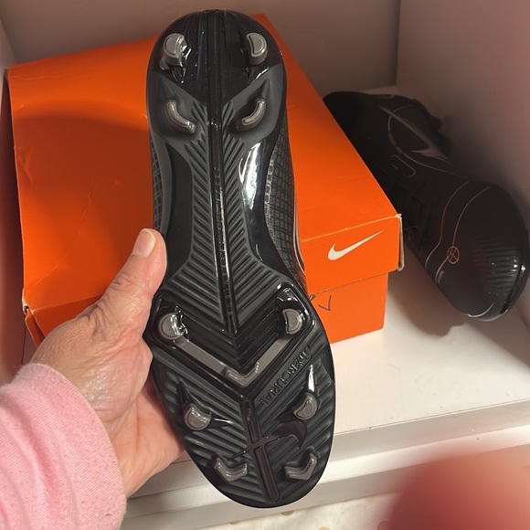 NWT NIKE VAPOR 14 CLUB FG/MG cleats Size 7 Women or 5.5 Me/Big Boys - Picture 6 of 6